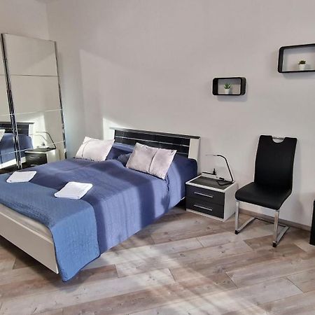 Appartamento Extra Sok Szobas Apartman Budapest Kozpontjaban Esterno foto
