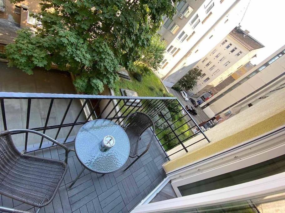 Appartamento Extra Sok Szobas Apartman Budapest Kozpontjaban Esterno foto
