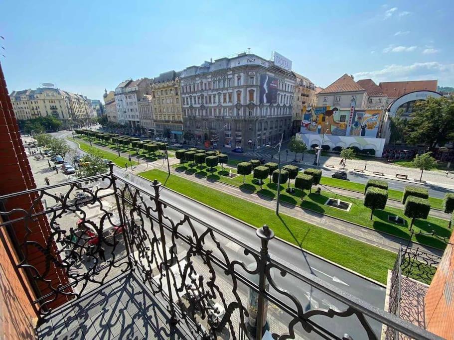 Appartamento Extra Sok Szobas Apartman Budapest Kozpontjaban Esterno foto
